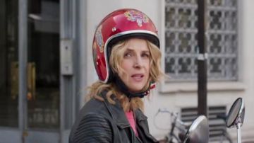 The helmet Stormer red sequined Mado (Juliette Binoche) in " like mother, like daughter