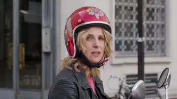 The helmet Stormer red sequined Mado (Juliette Binoche) in " like mother, like daughter