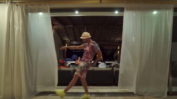 Les sneakers Nike Air Max 90 Ultra Yellow dans le clip J'suis QLF de PNL