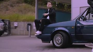 Las zapatillas clásicas blancas De Reebok de un chico de ODC en el clip Apollo de L'Or du Commun y Romeo Elvis