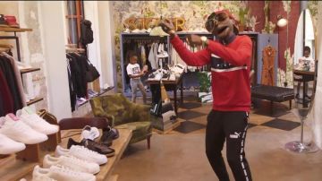 Zapatillas Adidas X Pharell Williams con lengüeta rosa en el video musical Afro Trap part.9 de MHD