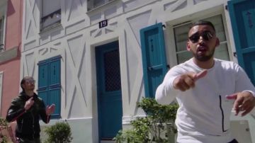 La sudadera con capucha de Philipp Plein en el clip Ella tiene DTF