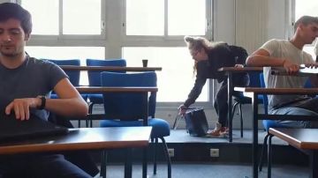 Sneakers Nike Blazer bordeaux in the clip Onizuka NLP