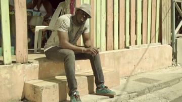 Les sneakers Puma turquoises dans le clip J'ai déconné de KeBlack