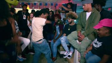 The sneakers Vans Old Skool checkerboard in the clip, the Rolex Ayo & Teo
