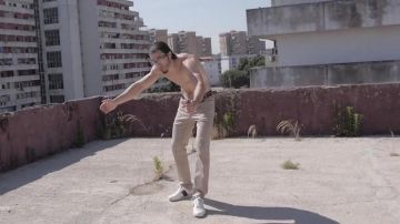 Zapatillas Ace Leather de Gucci en el clip Le Monde Ou Rien de PNL