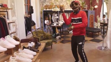 Zapatillas Adidas x Pharell Williams en el clip Afro Trap part.9 (Faut les wet) de MHD