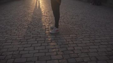 Les sneakers Converse X Comme des garçons dans le clip Rien de plus de GLGV