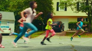 Les sneakers Converse roses basses dans le clip Swang de Rae Sremmurd