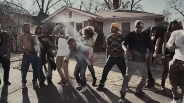 Sneakers Converse low blue in the clip We Dem Boyz of Wiz Khalifa