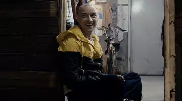 La veste jaune et bleue de Dennis (James Mc Avoy) dans Split