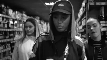 La casquette Lacoste de Kekra dans son clip Pas joli