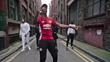 La camiseta de Adidas Manchester United usada por MHD en la parte de Afro Trap.8 (Nunca) clip
