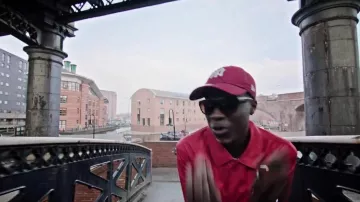 La gorra roja de los New Era de los New York Yankees de Mhd en su video musical Afro Trap part.8 (Never)