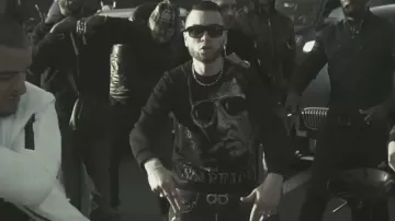 El cinturón de Salvatore Ferragamo en el clip Toka de Sofiane