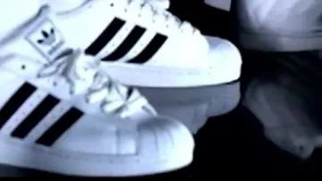 Sneakers Adidas superstar in the clip Lose control Missy Elliott