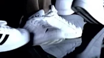Les sneakers Adidas superstar All White dans le clip Lose control de Missy Elliott