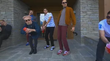 Las zapatillas New Balance 999S en el clip Dom Pérignon feat. Carlos Vizconde de Columbine