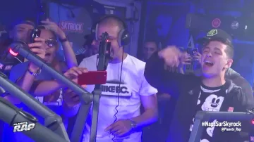 La gorra Philipp Plein de Naps en El espectáculo Planète Rap