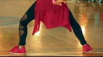 Zapatillas new balance rojas de una bailarina en el video musical de Silento Watch me