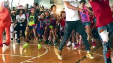 Adidas Wings gold x Jeremy Scott sneakers en el video musical de Silento Watch me