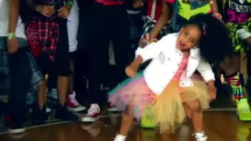 Les sneakers Converse all star Chuck Taylor rouges dans le clip Watch me de Silento
