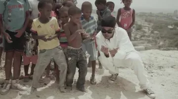 Les sneakers Converse grises de Kalash dans son clip Rouge et Bleu