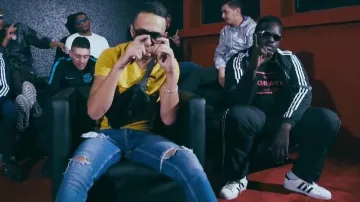 Zapatillas Adidas Superstar usadas por un extra en el video musical del equipo de Naps