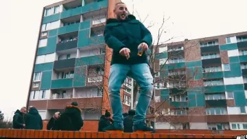 Zapatillas Balenciaga en el clip A todo el mundo no le importa Sofiane