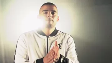 The zipped jacket is Separate from Sofiane in the clip El Padre de ROHFF