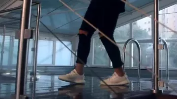 Yeezy impulsa las zapatillas de crema blanca en el impresionante clip de Haristone