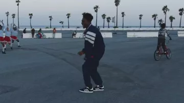 Sneakers Adidas Gazelle in the clip All Around The World from Mura Masa