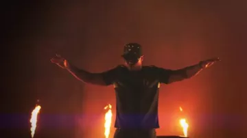 The polo black Distinct by Rohff in her video clip Determined