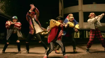 The sneakers Vans old skool red in the clip Party for Chris Brown