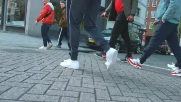 Les sneakers Puma Suede blanches dans le clip Popstar de Lefa