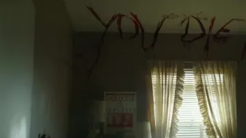 El póster de Siouxsie & the Banshees en la habitación de Beverly (Sophia Lillis) en ÇA