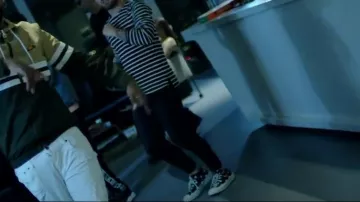 Les sneakers Converse X Comme des garçons à pois dans le clip Popstar de Lefa