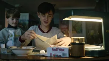 The poster of the movie Gremlins in the house Bill ('jaeden Lieberher) in IT