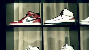 Sneakers Nike Air Jordan 1 "Chicago" in the clip Stepped on my I s, Nelly