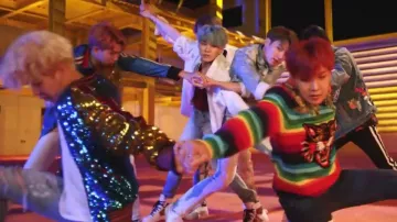 The wool sweater "Tiger" Gucci worn by J-Hope in the clip DNA of BTS