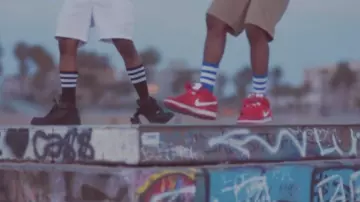 Sneakers Nike AF1 Mid Black in the video, No Type Rae Sremmurd