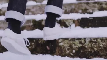 Zapatillas blancas Puma Suede en el video musical Majesty de Lomepal