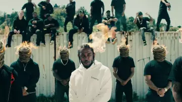 The sweatshirt hoody white "Dreamer" Second/Layer of Kendrick Lamar in her video clip Humble