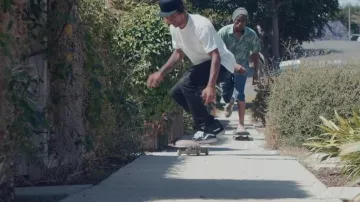 The sneakers Vans Old Skool, in the clip My dope of Nekfeu