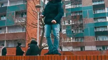 Zapatillas Balenciaga Runner Race en el clip A todo el mundo no le importa Sofiane