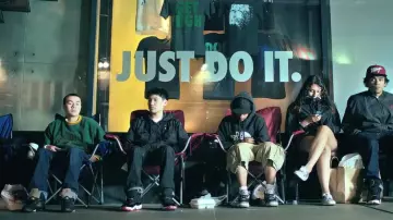 Las zapatillas Nike Air Jordan 3 "Black Cement" en el clip Marmalade (feat. Lil Yachty) por Macklemore