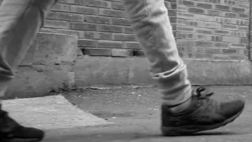Las zapatillas Asics Gel Kayano Trainer Evo GS en el clip Hasta el último gramo de PNL