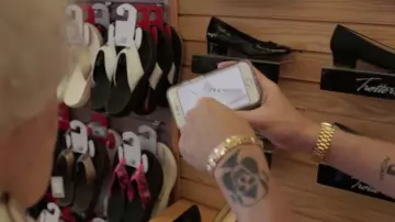 Zapatillas Yeezy Cream White en el iPhone de Macklemore en el clip Glorious (feat. Skylar Gris)