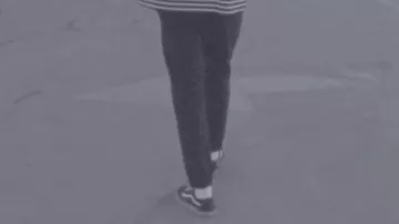 The sneakers Vans Old Skool of Sneazzy in the clip 3afia