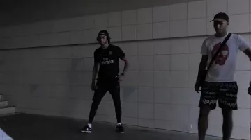 Sneakers Nike Classic Cortez in the clip Naha NLP